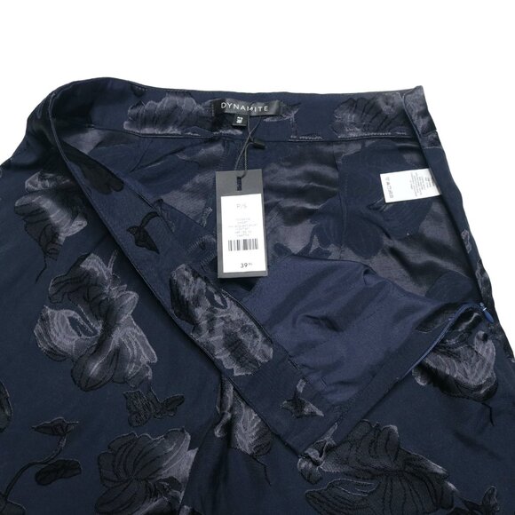 Dynamite Women's Dark Navy Blue Floral Pattern Short, size Small - Picture 6 of 11